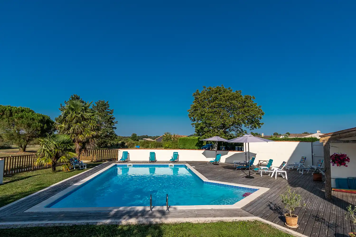 Un espace piscine en extérieur à partager