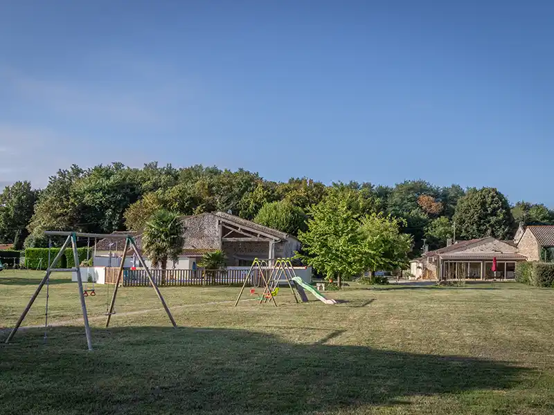 Espace de jeux pour les enfants dans les jardins