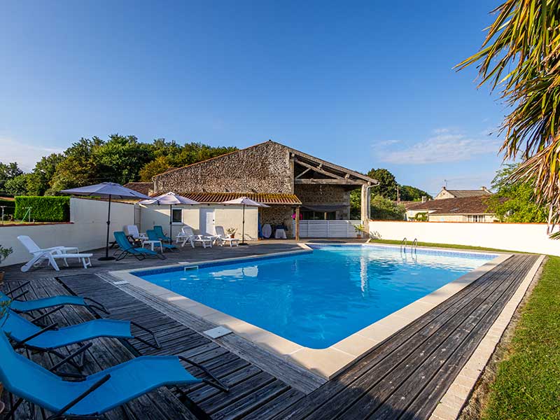 La piscine sous un beau soleil de printemps