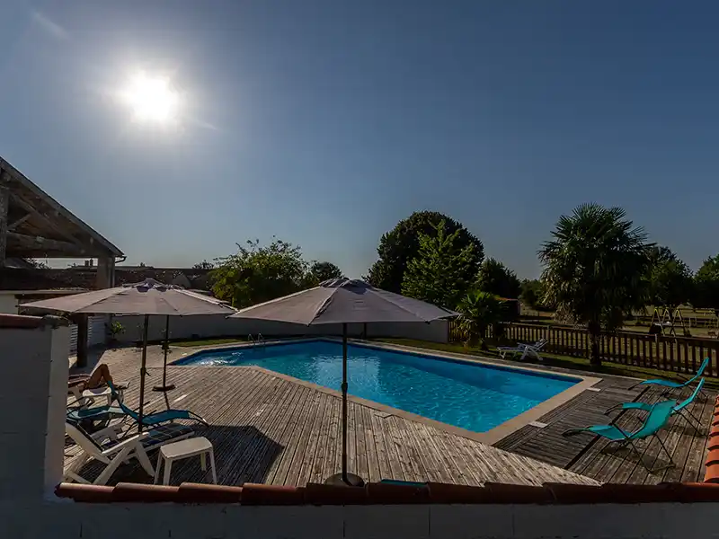 Piscine chauffée de juin à septembre à partager entre les gîtes