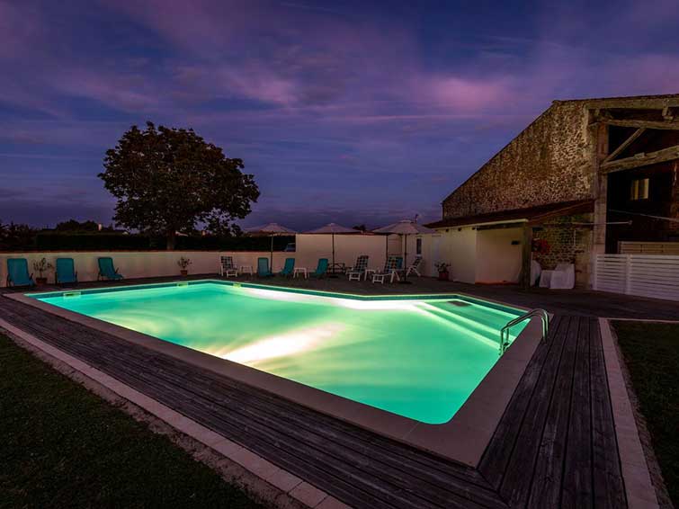 Piscine éclairée le soir au Clos des Séguinerie